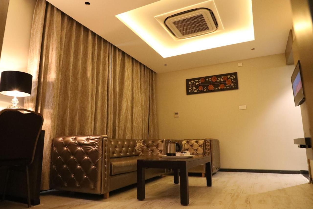 Hotel The Imperial Grand Ujjain Esterno foto